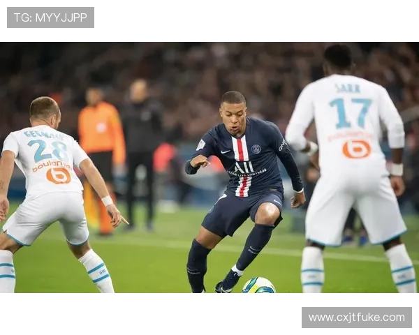 法甲新赛季豪门争夺激烈 巴黎圣日耳曼与马赛全面对抗