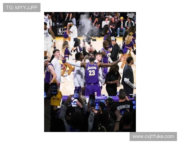 詹姆斯复出后领衔湖人迎战勇士，季后赛席位争夺战进入关键时刻